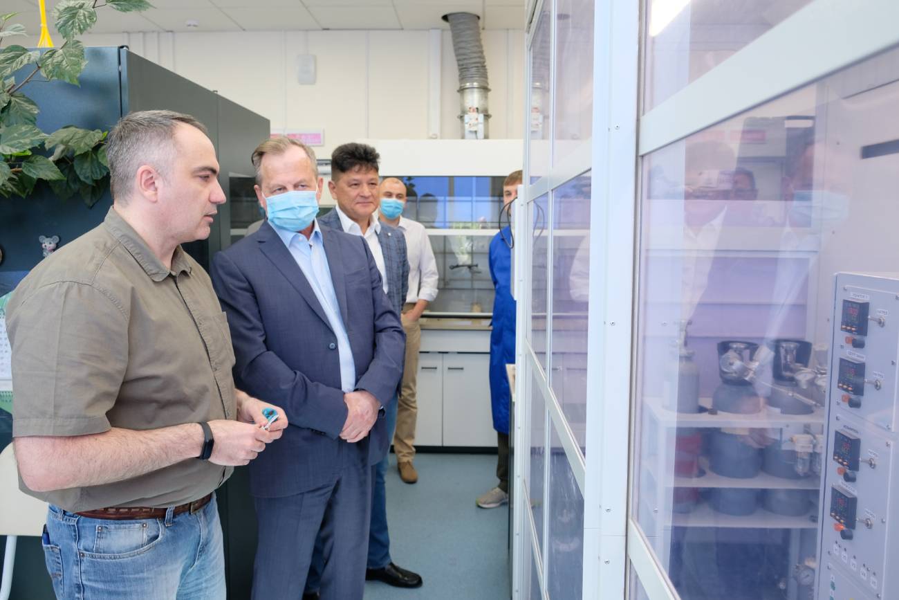 Глава Новосибирского Технопарка посетил СКТБ «Катализатор»